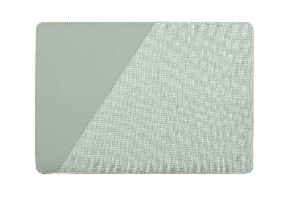 На фото изображено Защитный чехол Native Union Slim Sleeve для Macbook 13", светло-зеленый