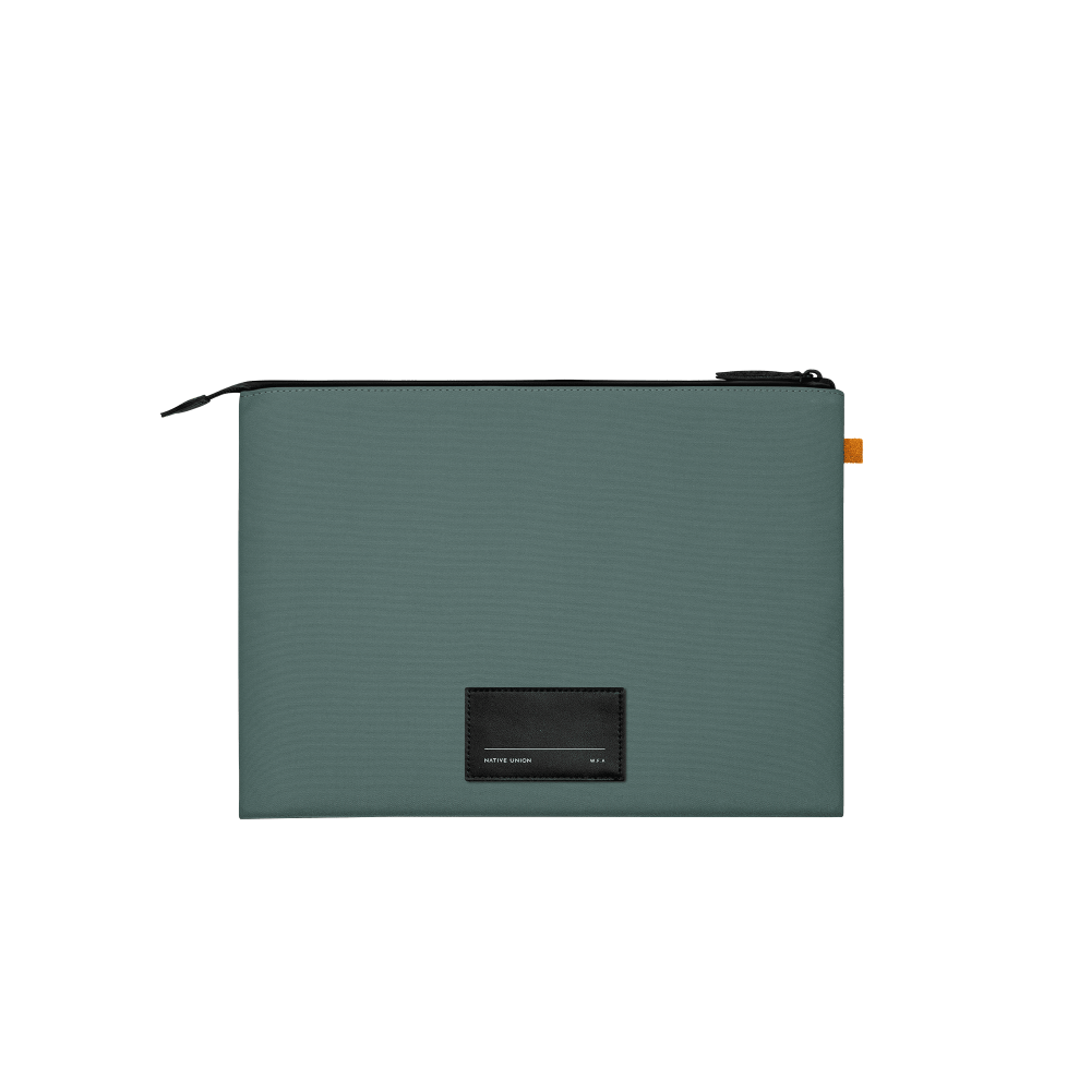 На фото изображено Чехол-конверт Native Union Stow Lite Sleeve 14", зеленый