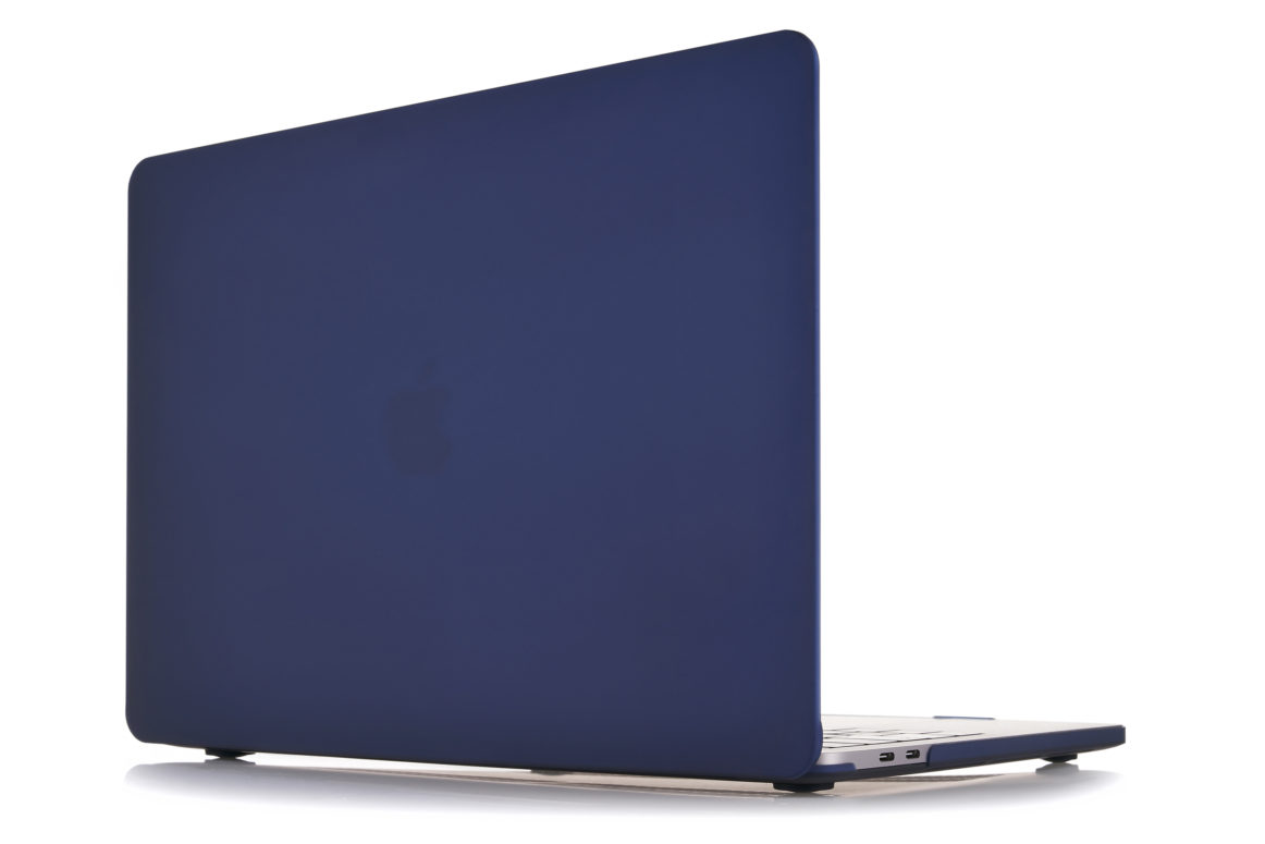 На фото изображено Чехол защитный VLP Plastic Case для MacBook Pro 13" 2020, темно-синий