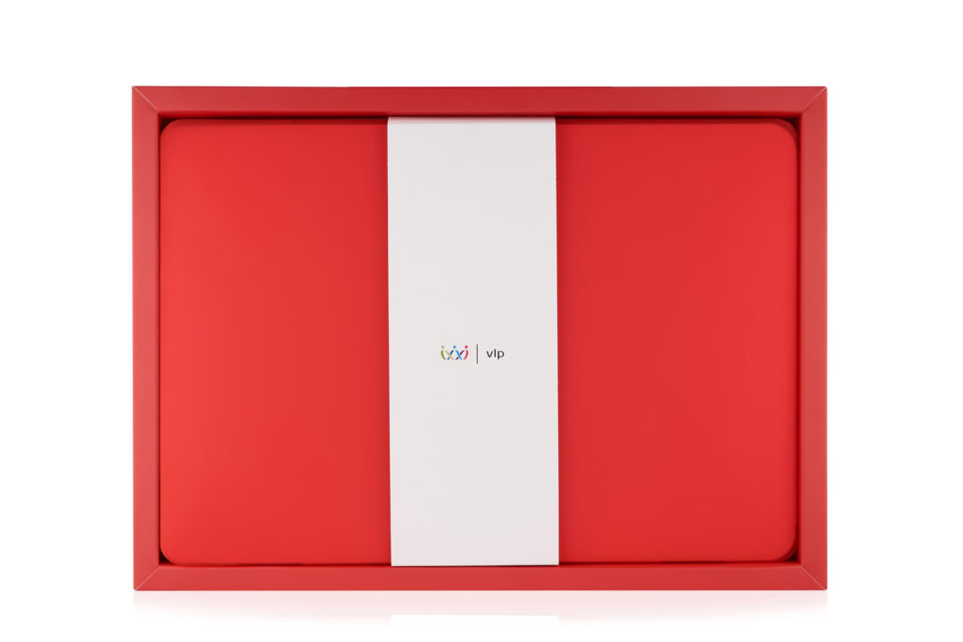 На фото изображено Чехол защитный VLP Plastic Case для MacBook Pro 13" 2020, красный