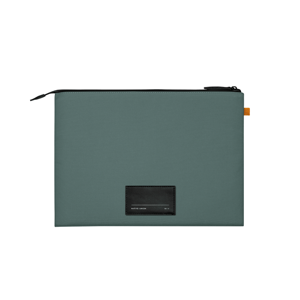 На фото изображено Чехол-коверт Native Union Stow Lite Sleeve 16", зеленый