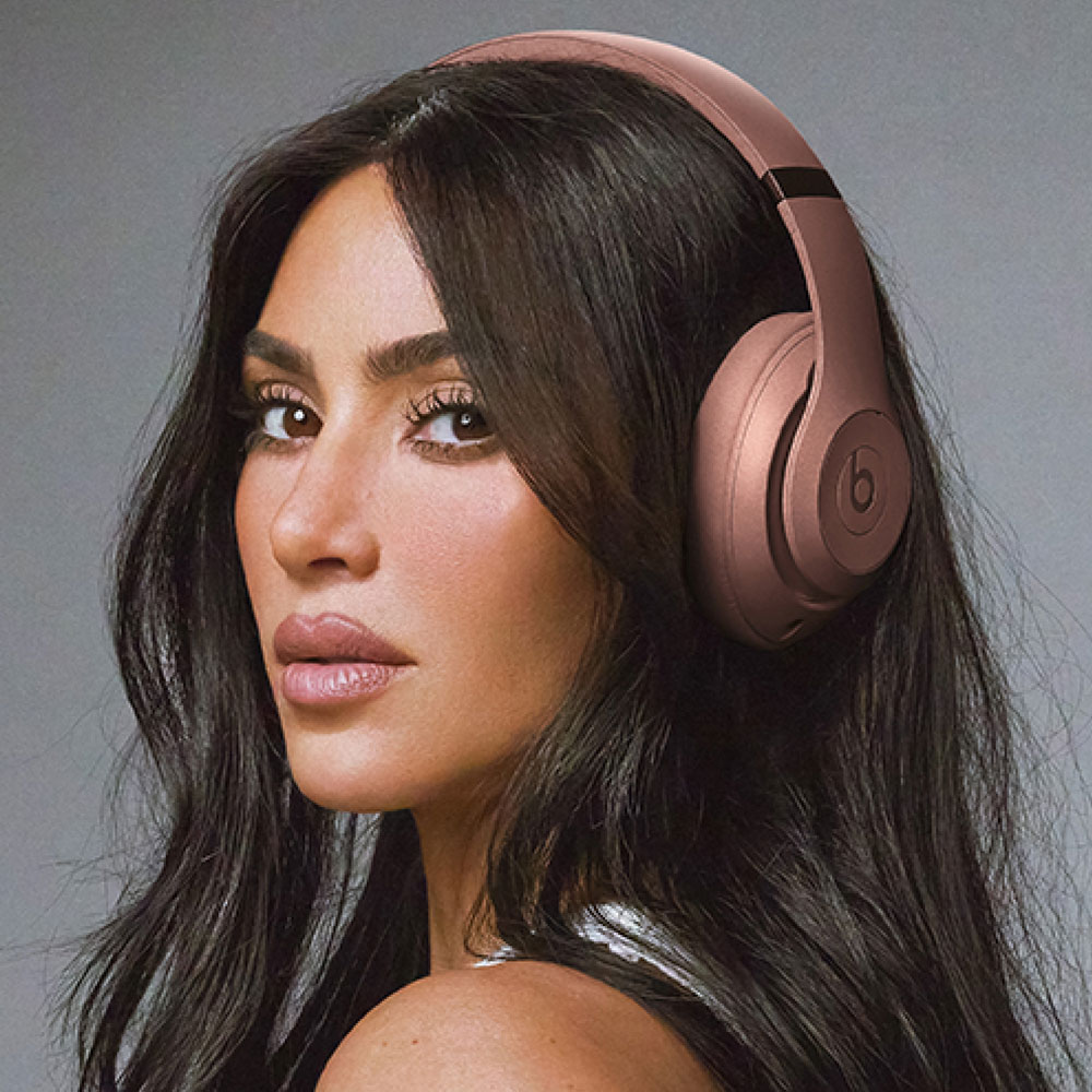 На фото изображено Беспроводные наушники Beats Studio Pro Kim Special Edition, светло-коричневый