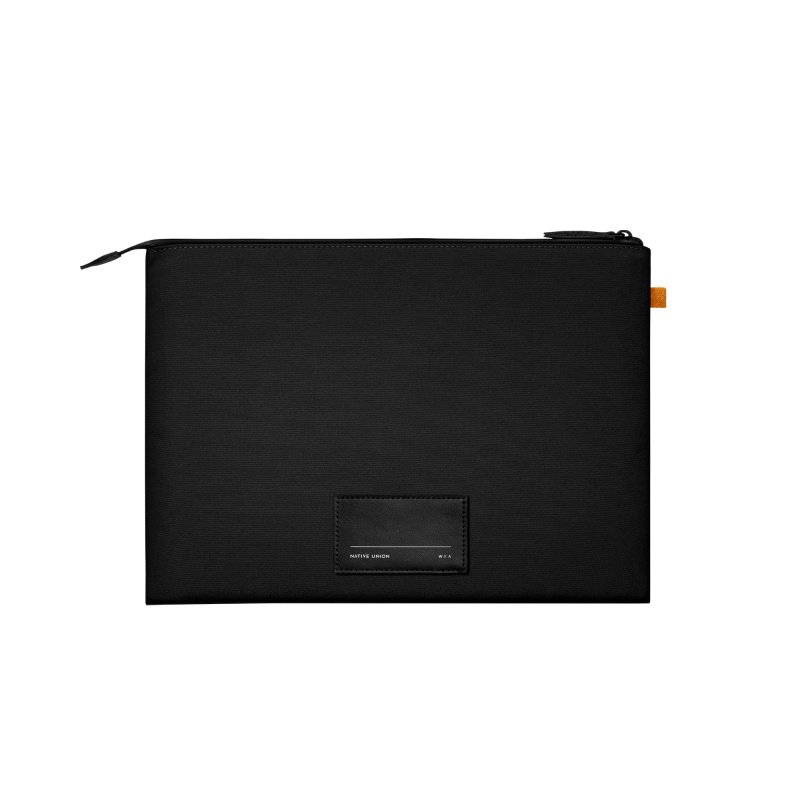 На фото изображено Чехол-коверт Native Union Stow Lite Sleeve 16", черный