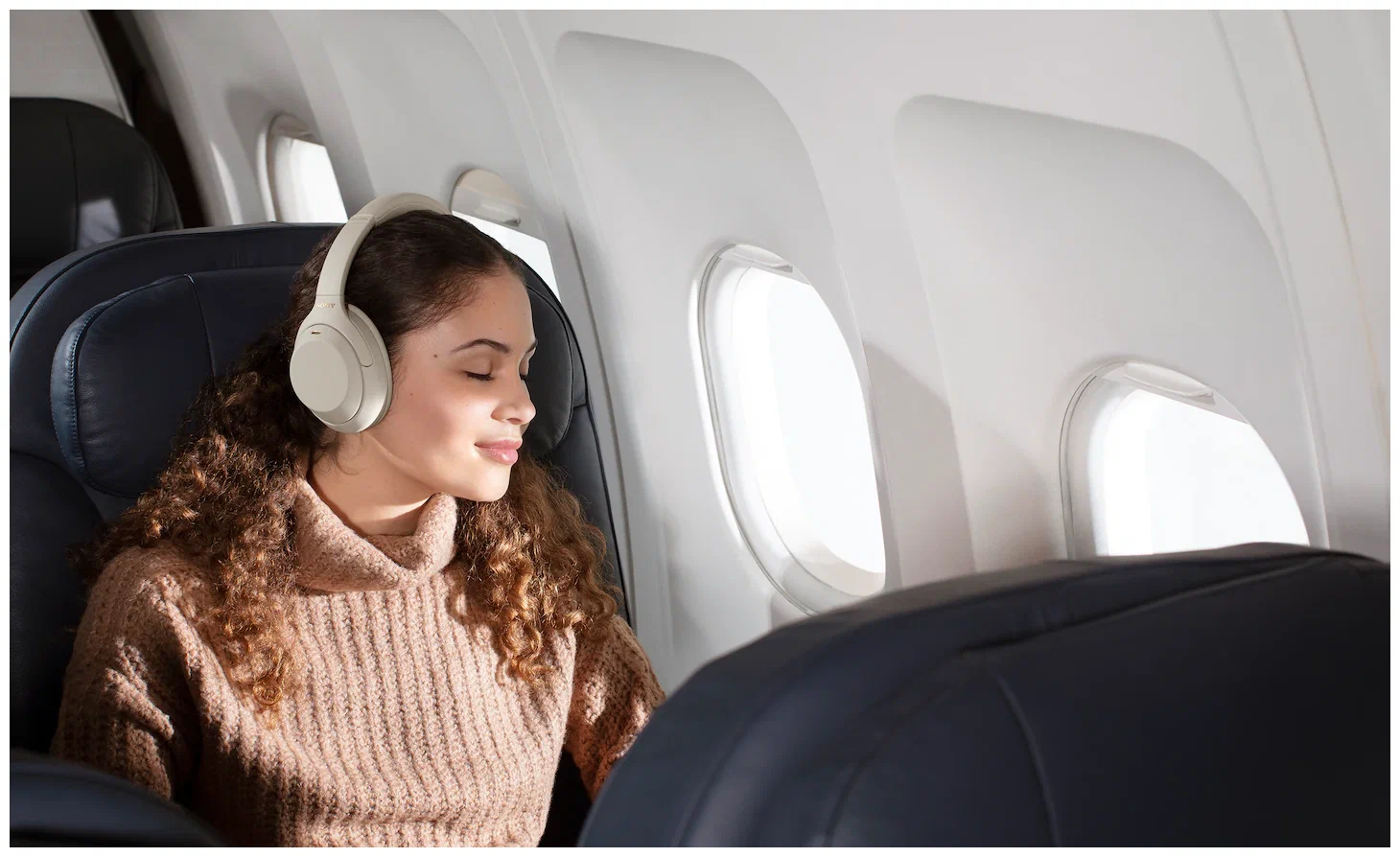 На фото изображено Беспроводные наушники Sony WH-1000XM4, Бежевый