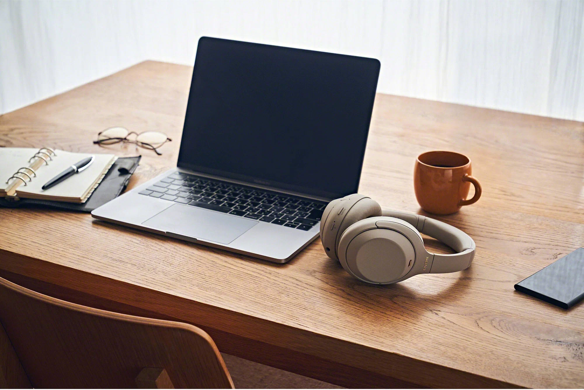На фото изображено Беспроводные наушники Sony WH-1000XM4, Бежевый