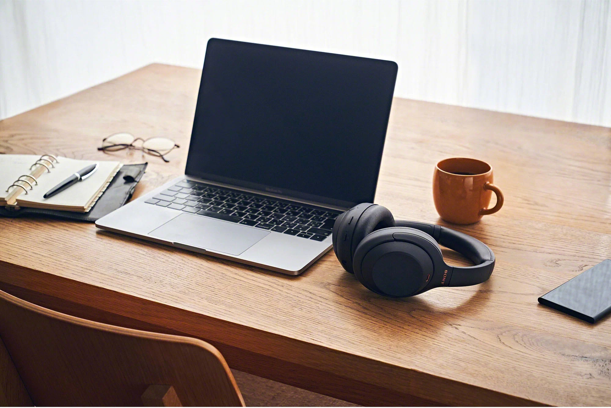 На фото изображено Беспроводные наушники Sony WH-1000XM4, Чёрный