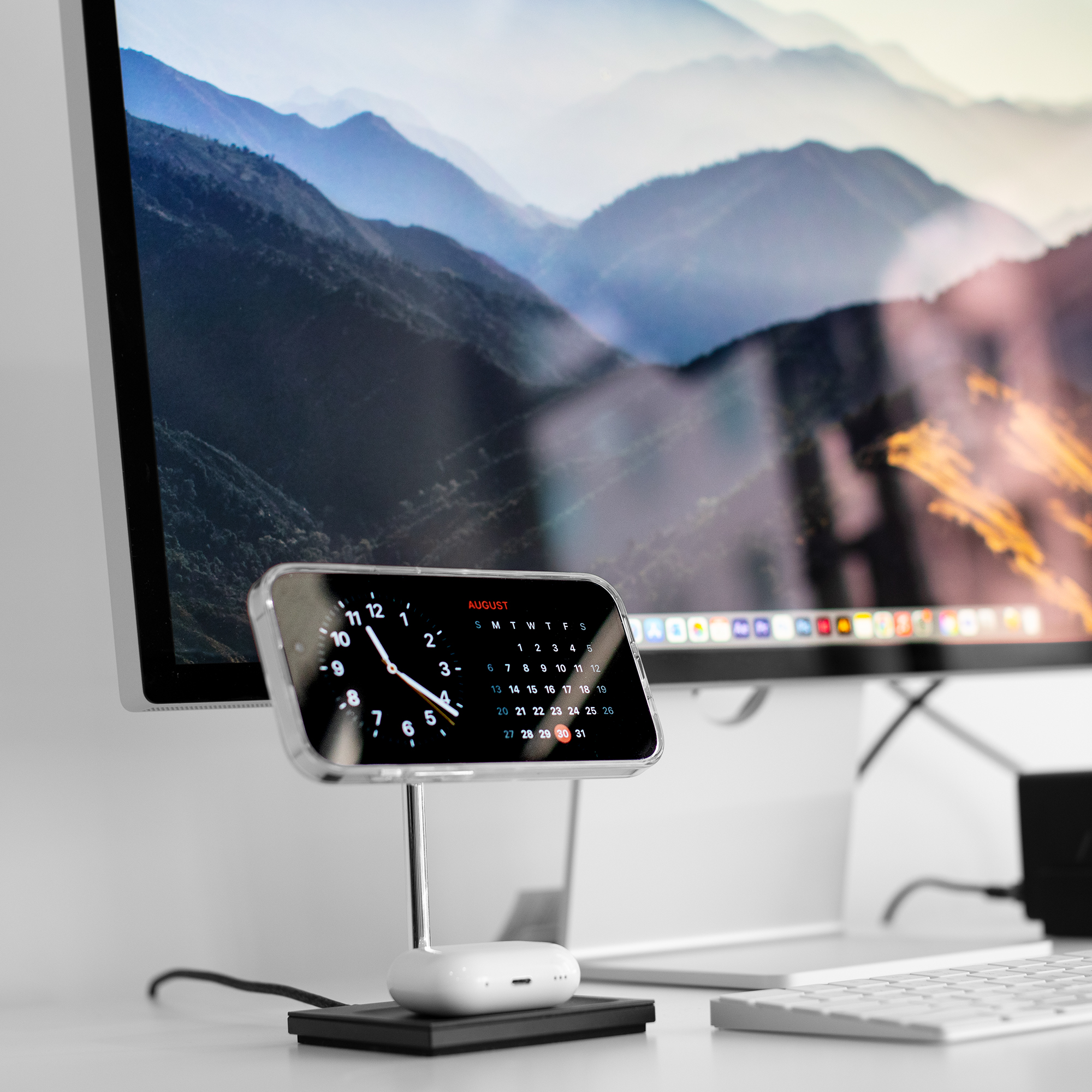 На фото изображено Чехол Native Union (RE)Classic Case MagSafe для iPhone 16 Pro Max, прозрачный