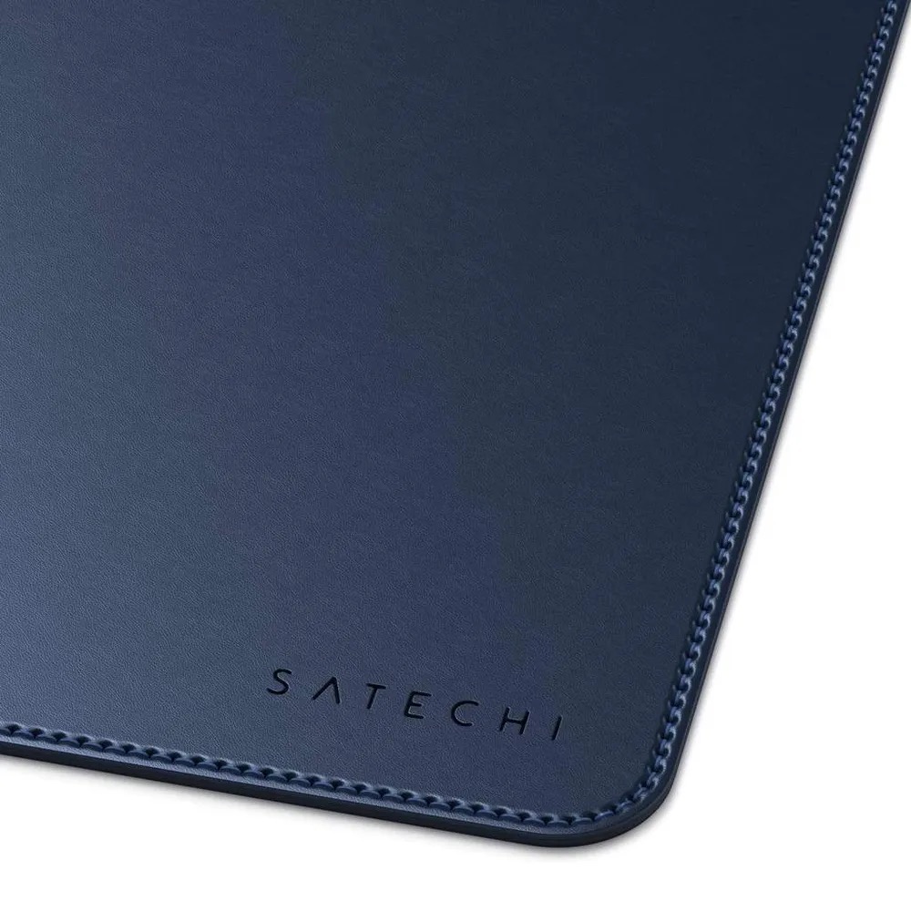 На фото изображено Коврик Satechi Eco Leather Deskmate для компьютерной мыши, синий