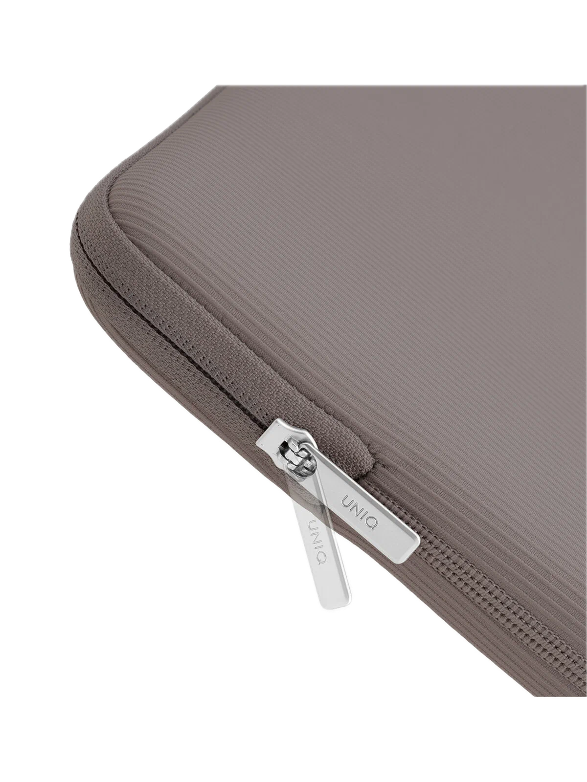 На фото изображено Uniq Cyprus Ridge Edition для MacBook Air 15, Pewter Grey