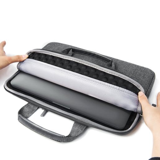 На фото изображено Сумка Satechi Water-Resistant Laptop Carrying Case для ноутбуков 15"/16", серый