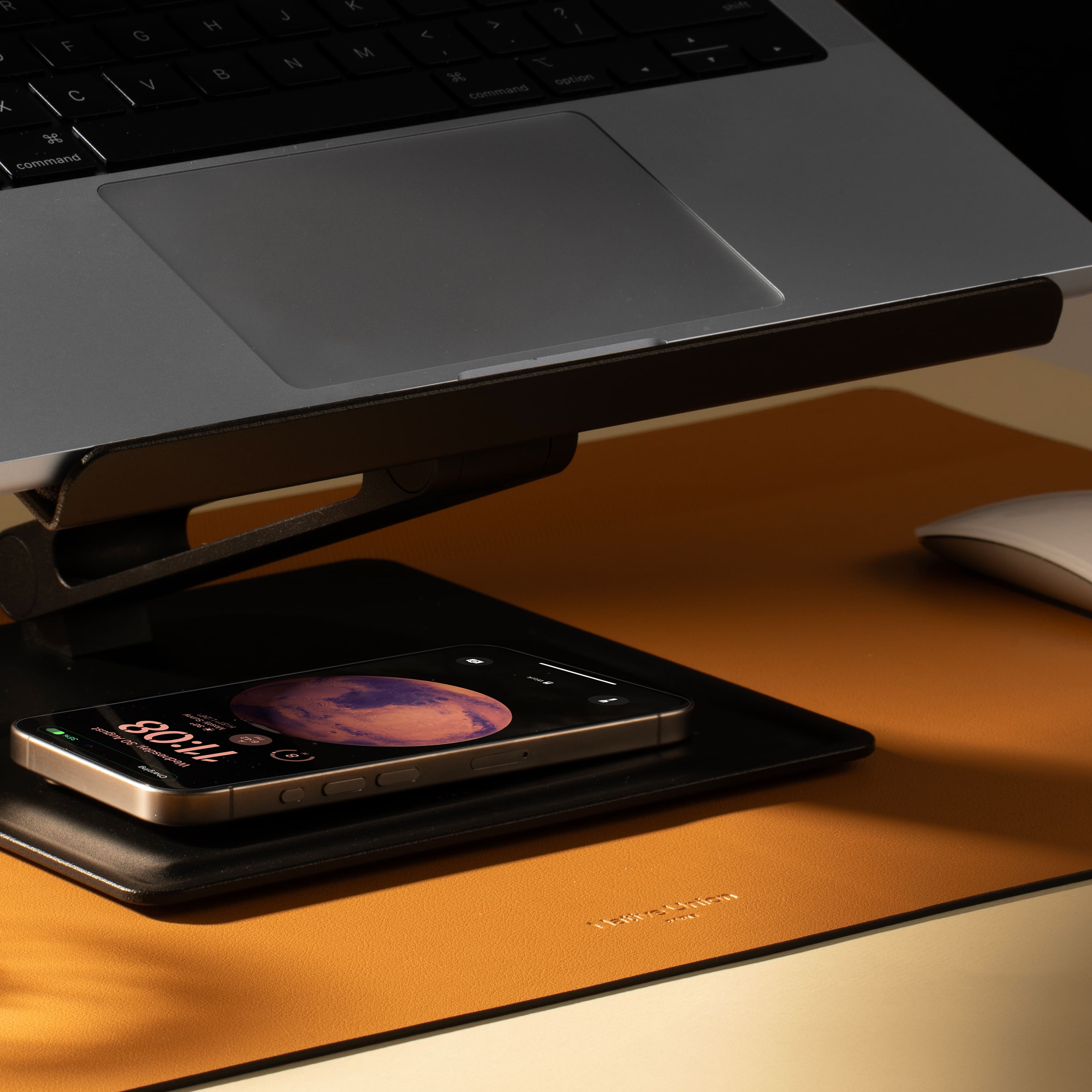 На фото изображено Подставка для ноутбука Native Union Home Laptop Stander, черный