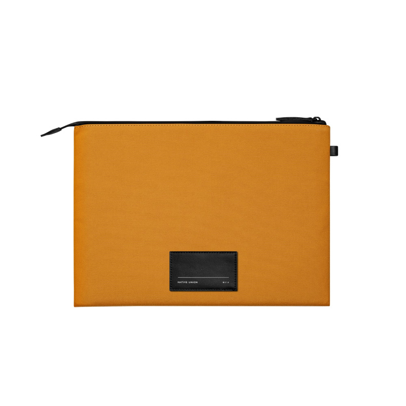 На фото изображено Чехол-коверт Native Union Stow Lite Sleeve 16", крафт