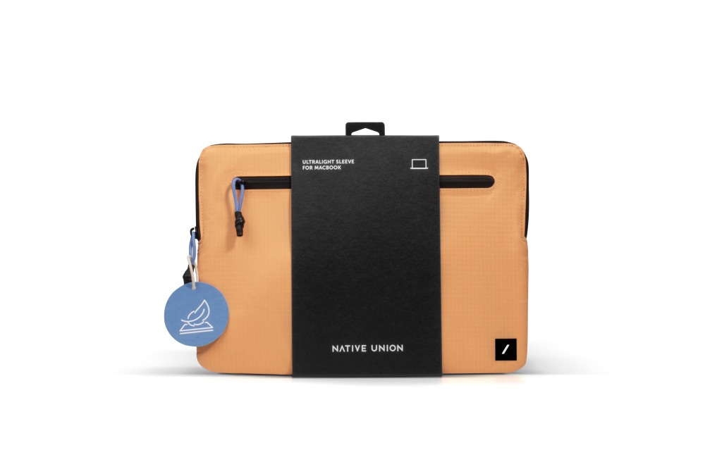 На фото изображено Чехол-конверт Native Union Stow Ultra Sleeve 13/14", абрикосовый