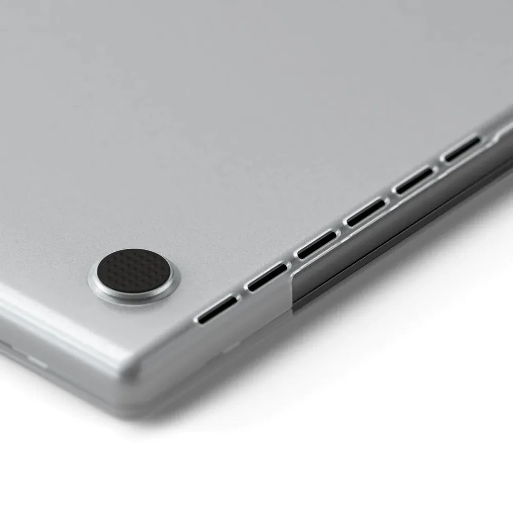 На фото изображено Чехол-накладка Satechi Eco Hardshell Case для MacBook Pro 16", прозрачный