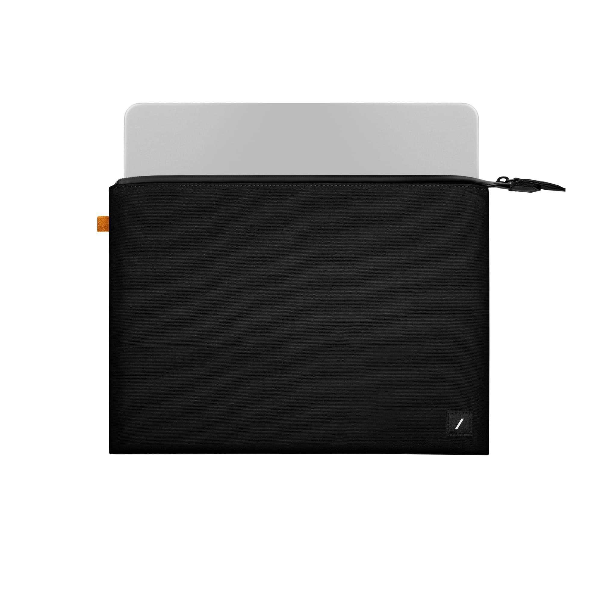 На фото изображено Чехол-коверт Native Union Stow Lite Sleeve 16", черный
