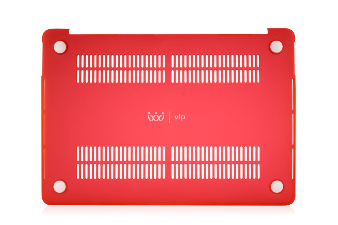 На фото изображено Чехол защитный VLP Plastic Case для MacBook Pro 13" 2020, красный