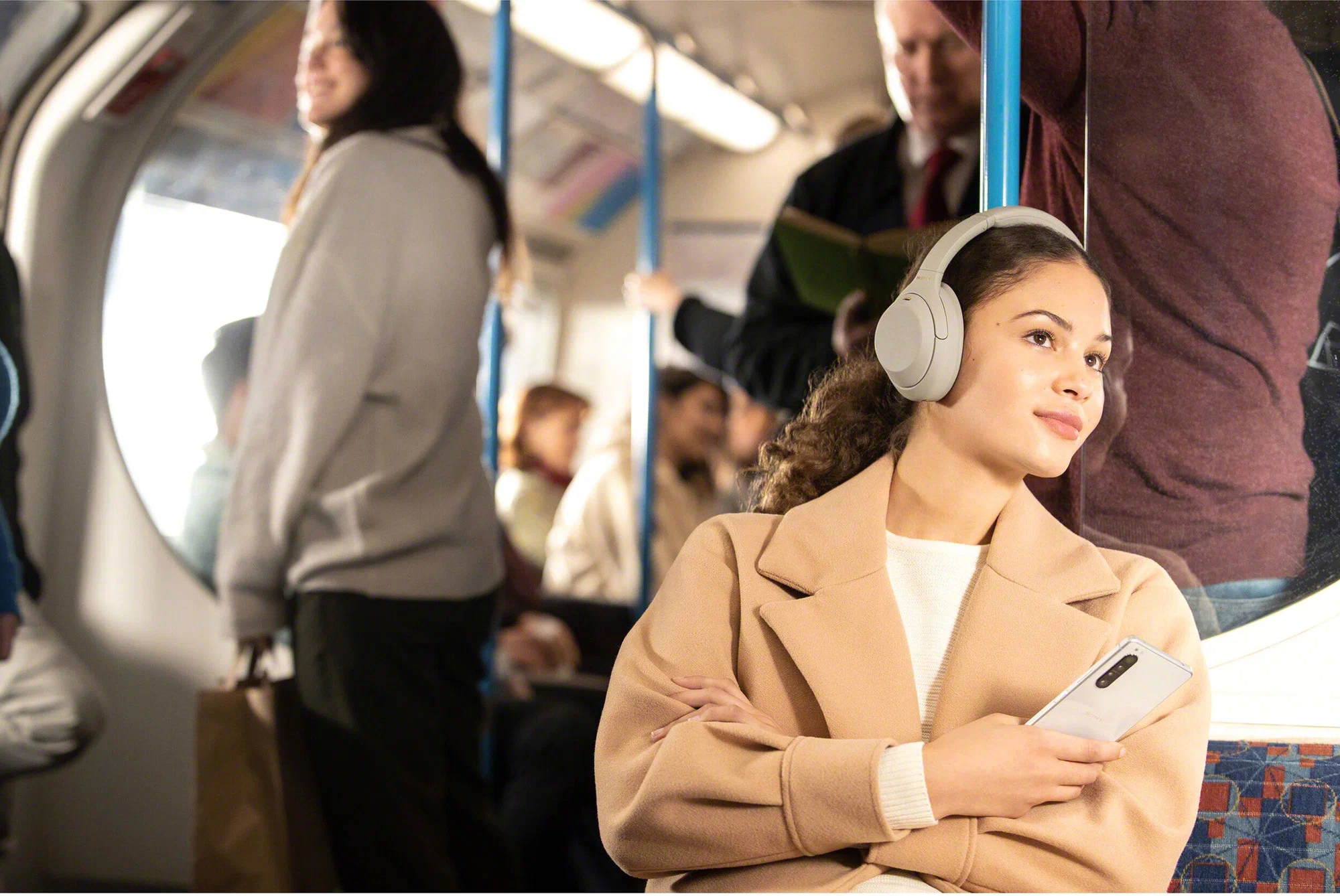 На фото изображено Беспроводные наушники Sony WH-1000XM4, Бежевый