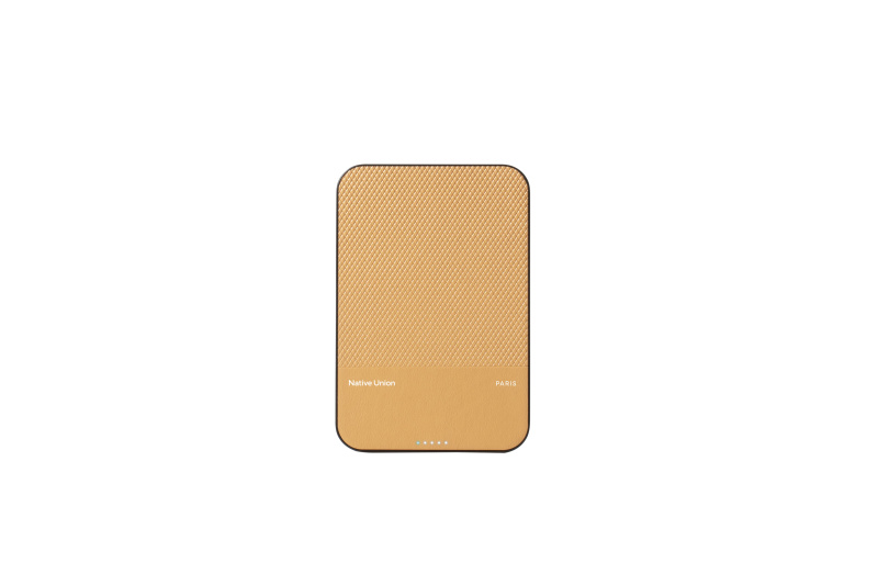 Фото Внешний аккумулятор MagSafe Native Union (Re)Classic Power Bank 5000mAh, крафт На фото изображено Внешний аккумулятор MagSafe Native Union (Re)Classic Power Bank 5000mAh, крафт