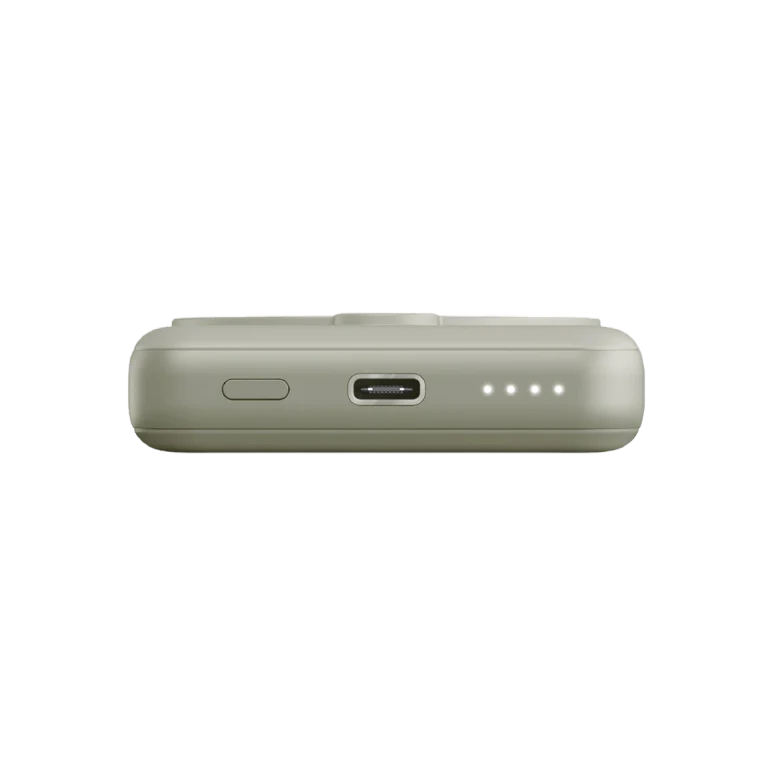 На фото изображено Внешний аккумулятор Energea MagPac Mini 10000 mAh с подставкой, зеленый