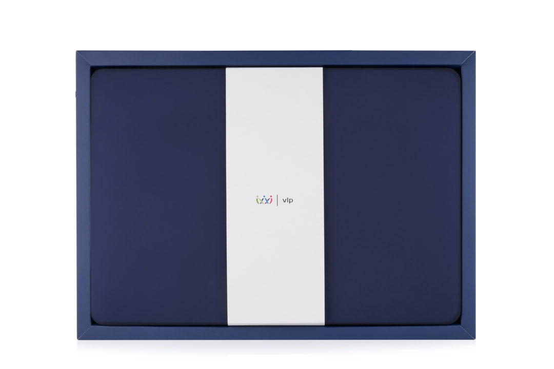 На фото изображено Чехол защитный VLP Plastic Case для MacBook Pro 13" 2020, темно-синий