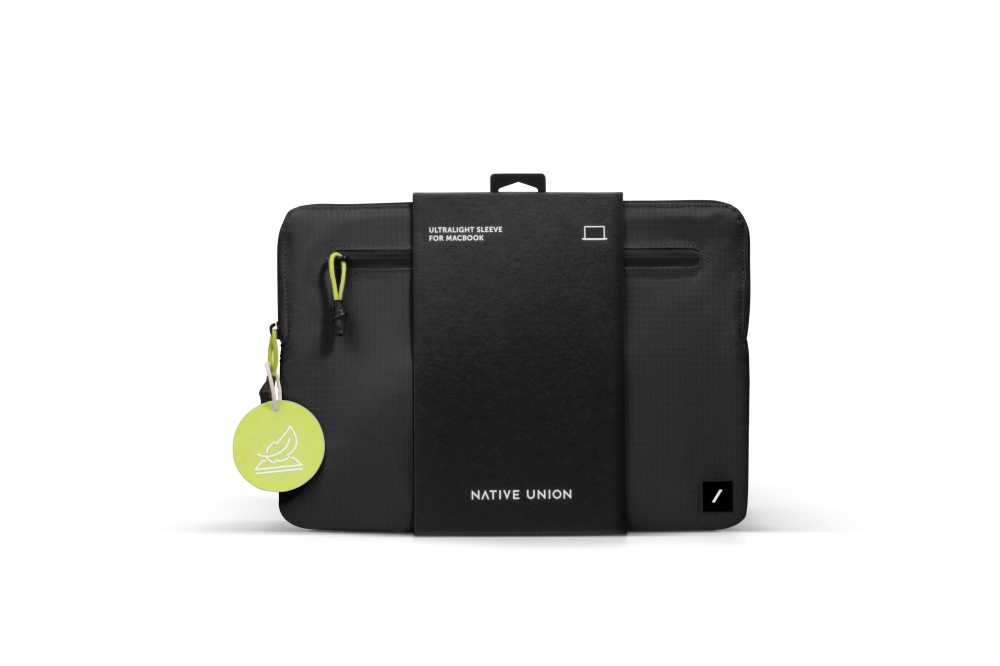 На фото изображено Чехол-конверт Native Union Stow Ultra Sleeve 13/14", черный