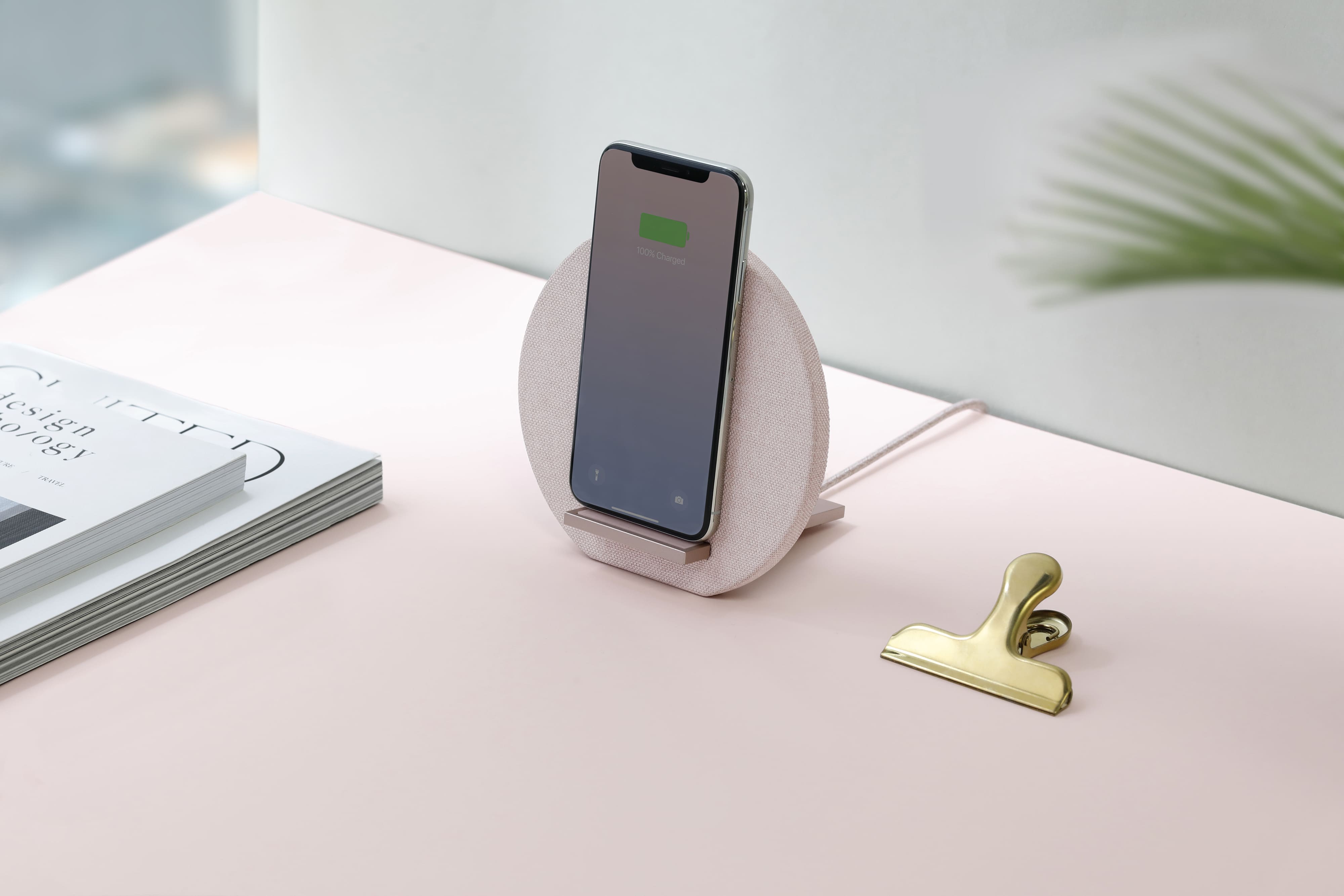 На фото изображено Беспроводное зарядное устройство Native Union Dock Wireless Fabric, с подставкой, розовый