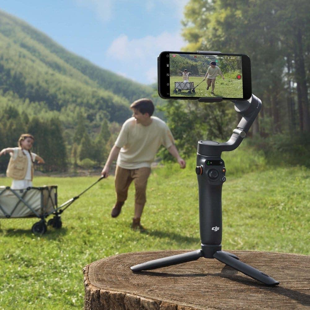 На фото изображено Стабилизатор DJI Osmo Mobile 6