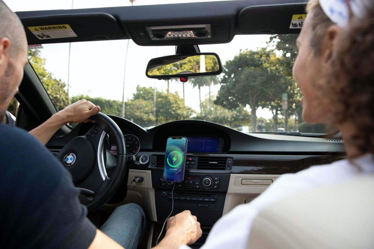На фото изображено Беспроводное зарядное устройство Go-Power, c креплением на автомобильную решетку, чёрный